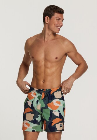 Shiwi Badshorts 'neo camo 4-way stretch' i grön