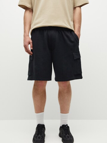 Pull&Bear Regular Shorts in Schwarz