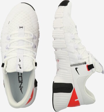 Chaussure de sport NIKE en blanc