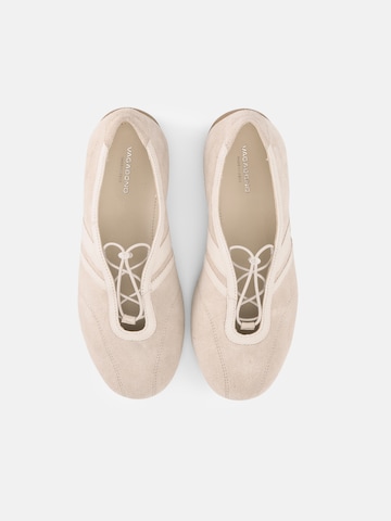 Ballerina con cinturino 'Hollie' di VAGABOND SHOEMAKERS in bianco