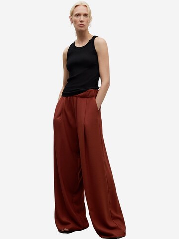 Adolfo Dominguez Regular Pleat-front trousers in Red