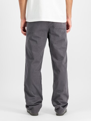 Loosefit Pantaloni di ALPHA INDUSTRIES in grigio