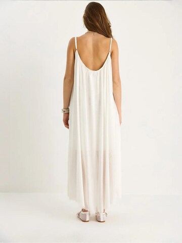 Abito estivo di Bianco Lucci in bianco