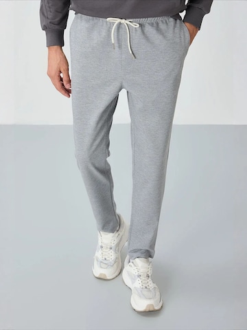 Tommy Life Tapered Workout Pants 'Jogginghose' in Grey