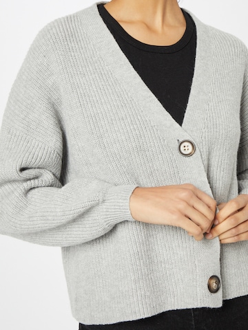 Cardigan 'Kimberly' ABOUT YOU en gris