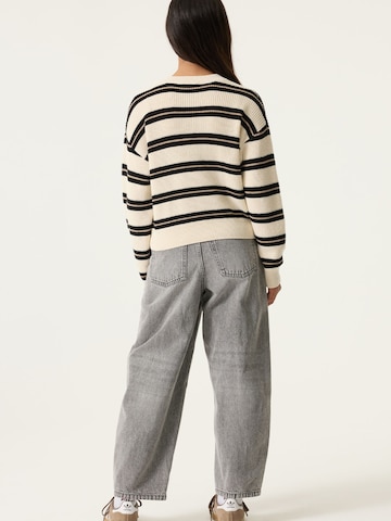 Pulover de la GARCIA pe alb