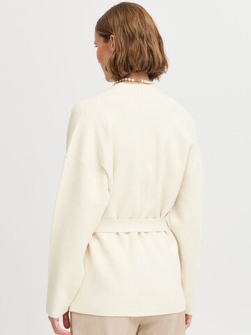 b.young Gebreid vest ' BYOTARI BELT CARDIGAN - ' in Wit