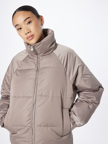 Abercrombie & FitchPrijelazna jakna - smeđa boja