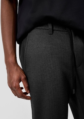 QS Regular Broek in Zwart: voorkant