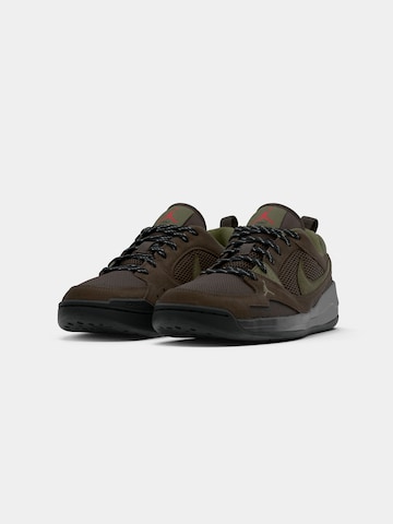 Jordan Sneakers laag 'CMFT Era' in Bruin
