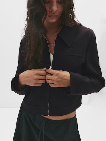 Pull&Bear Преходно яке в черно: отпред