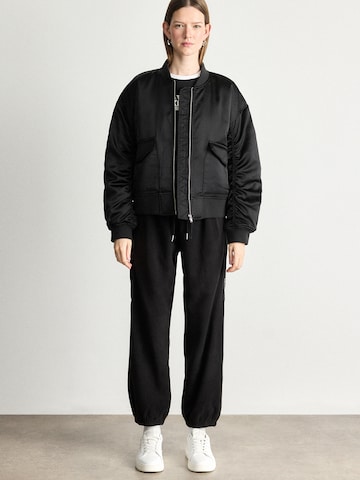 Tapered Pantaloni de la Calvin Klein Jeans pe negru