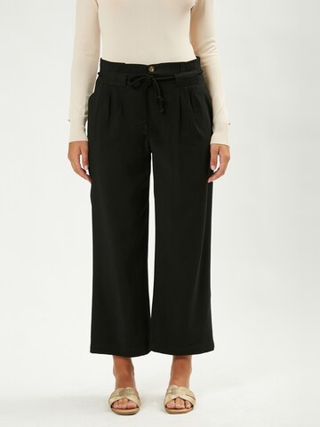 Influencer Loose fit Pleat-Front Pants in Black: front