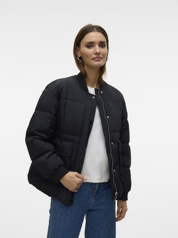 VERO MODA Kevad-sügisjope 'VMJennie', värv must: eest vaates