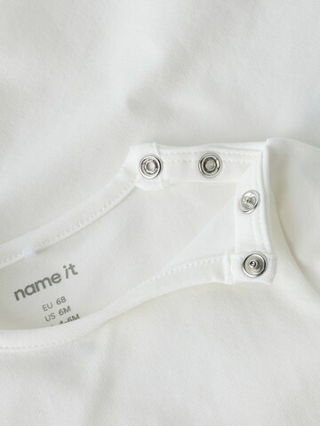 NAME IT - Camiseta 'NBMTOKAN' en blanco