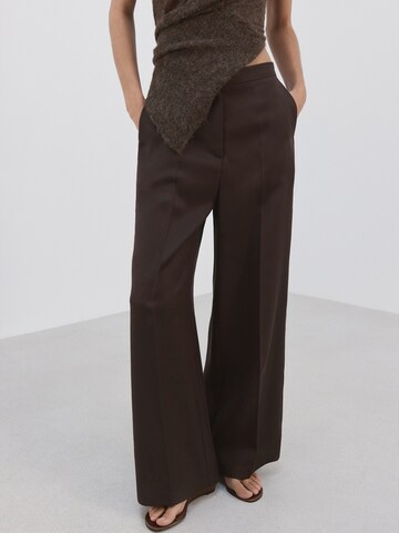 MANGO Wide Leg Suorat housut 'FLUID' värissä ruskea: etupuoli