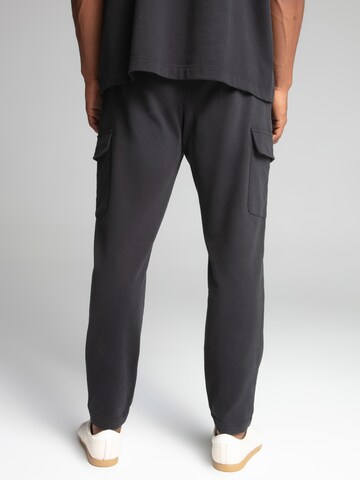 regular Pantaloni di SikSilk in nero