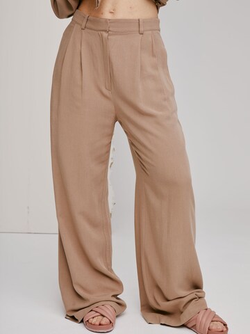 A LOT LESS Wide leg Pleat-Front Pants 'Elisa' in Brown: front