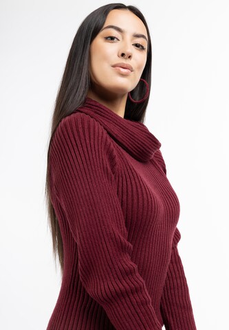 Abito in maglia di faina in rosso