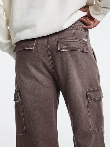 GUESS Loose fit Cargo Jeans in Brown