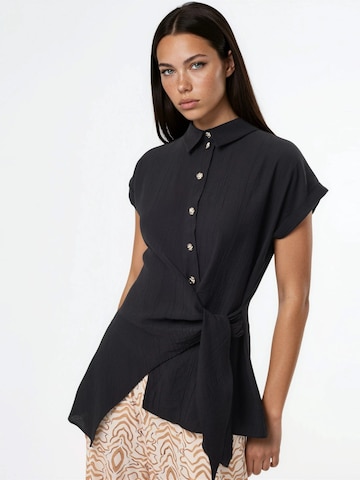 Busem Bluse in Schwarz: Vorderseite