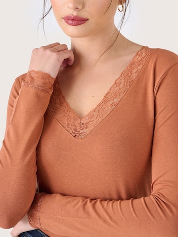 T-shirt 'Sery' Camomilla en marron : devant