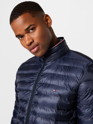 TOMMY HILFIGER Tussenjas in Blauw