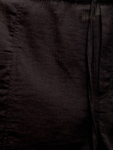 Pull&Bear Regular Housut värissä musta