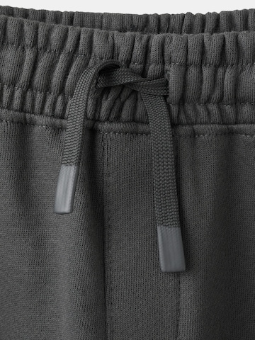 MANGO KIDS Tapered Byxa 'LOGAN' i grå