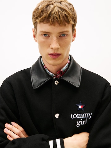 Tommy Jeans Демисезонная куртка в Черный