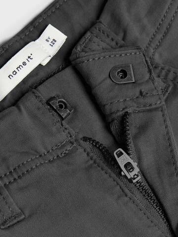 Effilé Pantalon 'Bamgo' NAME IT en gris