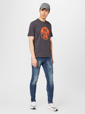 Tricou de la North Sails pe gri