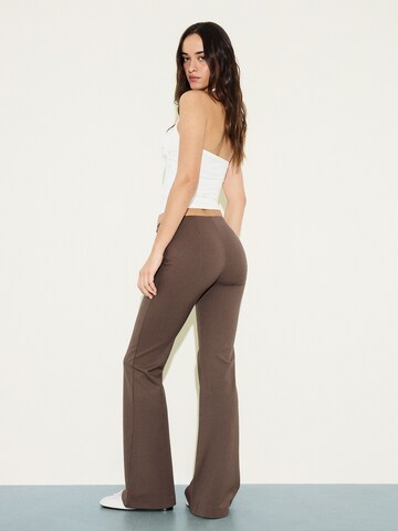 Bershka Flared Broek in Bruin