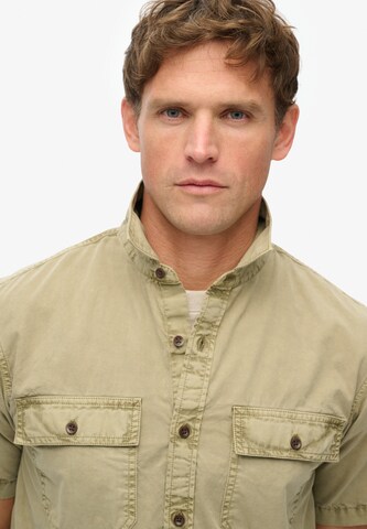 Coupe regular Chemise 'Military' Superdry en beige