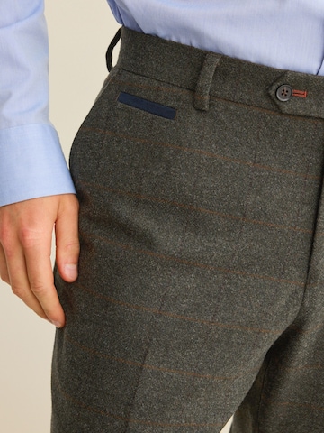 regular Pantaloni con piega frontale di Next in verde