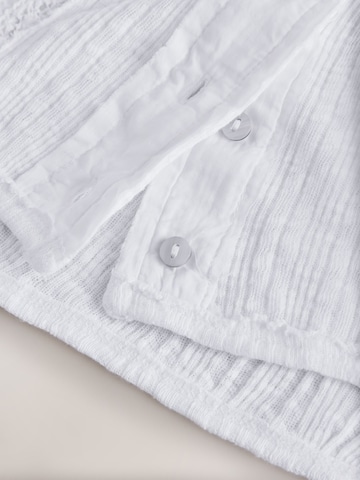 Top de la Next pe alb