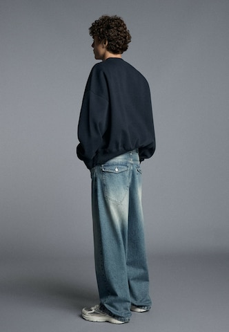 Barrel Jeans de la Bershka pe albastru