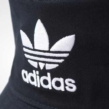 ADIDAS ORIGINALS Шапка с периферия 'Trefoil ' в черно