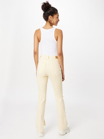 Gina Tricot Flared Jeans in Gelb