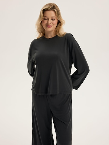 Maglietta 'Boxy-Langarmshirt aus Modal mit 3D-Logo, Ruth 2' di ESOTIQ in grigio