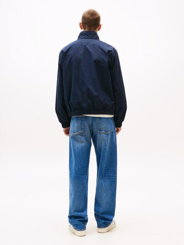 Tommy Jeans Демисезонная куртка в Синий