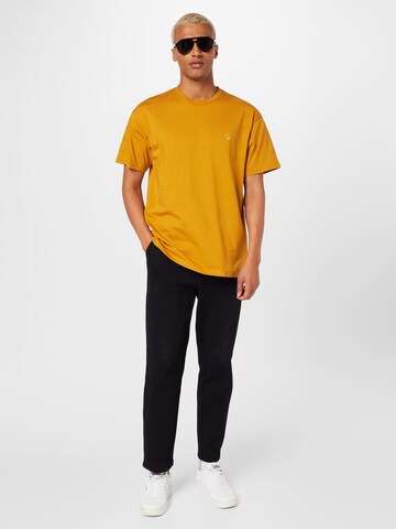 Tricou 'Chase' de la Carhartt WIP pe galben