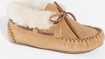 Pantofi 'Charley' de la Minnetonka pe maro