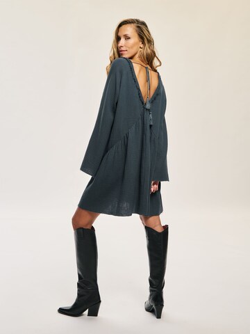Robe Kamila Šikl en gris