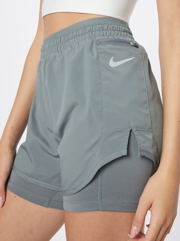 NIKE - Pantalón deportivo 'TEMPO LUXE' en gris