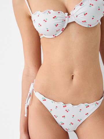 Bershka T-Shirt Bikinitop in Weiß