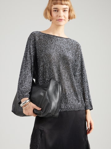 Pulover de la QS pe negru: față