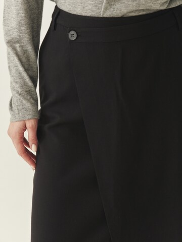 TATUUM Kjol 'MERKE' i svart