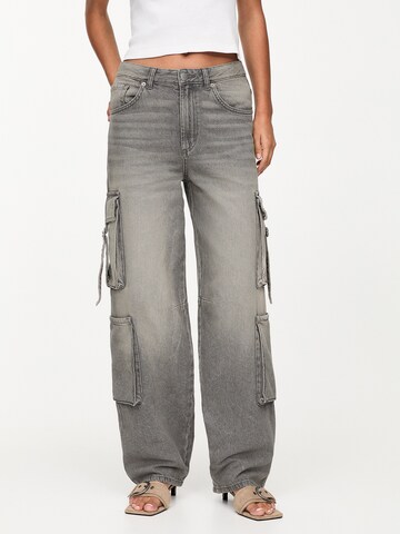 Pull&Bear Wide leg Cargo jeans in Grey: front