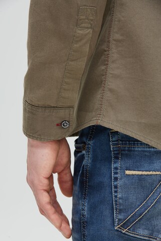 CAMP DAVID Regular Fit Cargohemd mit Rippstruktur und Logo-Stickereien in Grün: Vorderseite